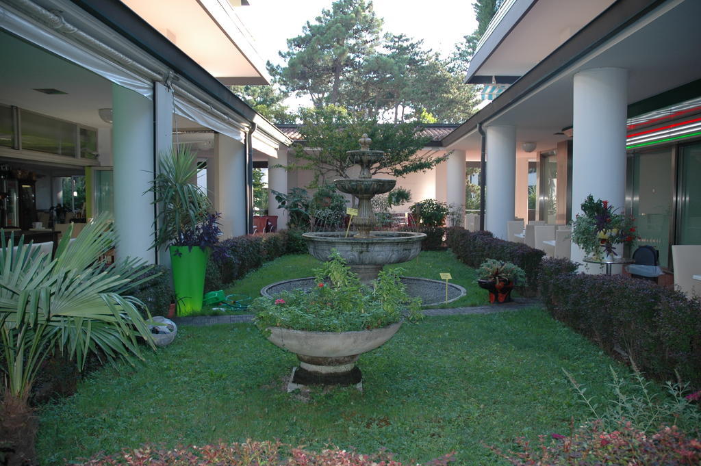Residence Isvico Lignano Sabbiadoro Buitenkant foto